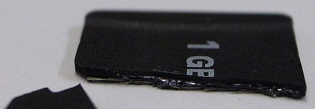 Nalomená - zlomená paměťová karta microSD